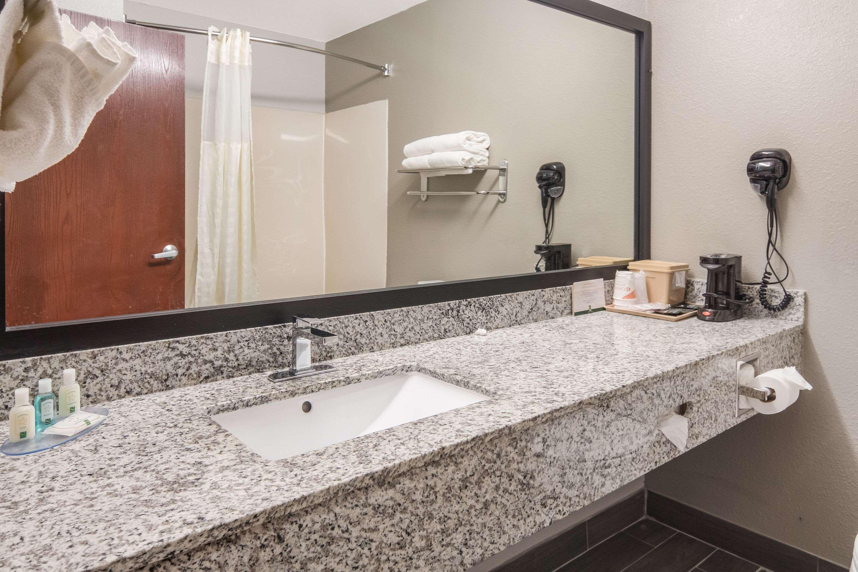 Quality Inn & Suites Fort Worth Exterior photo