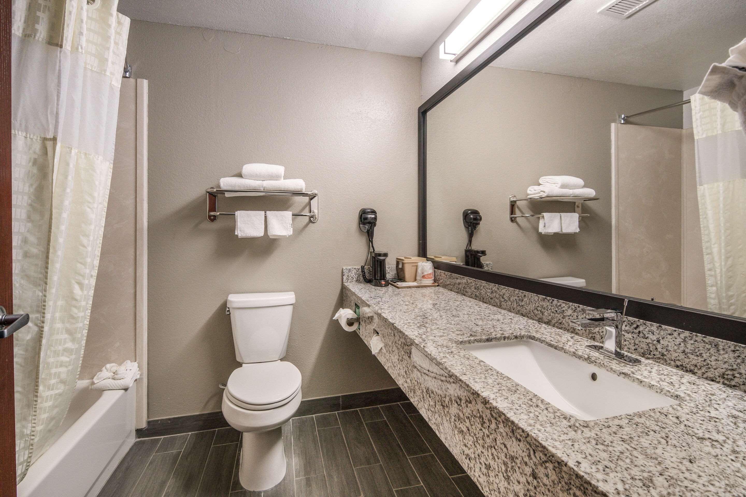 Quality Inn & Suites Fort Worth Exterior photo