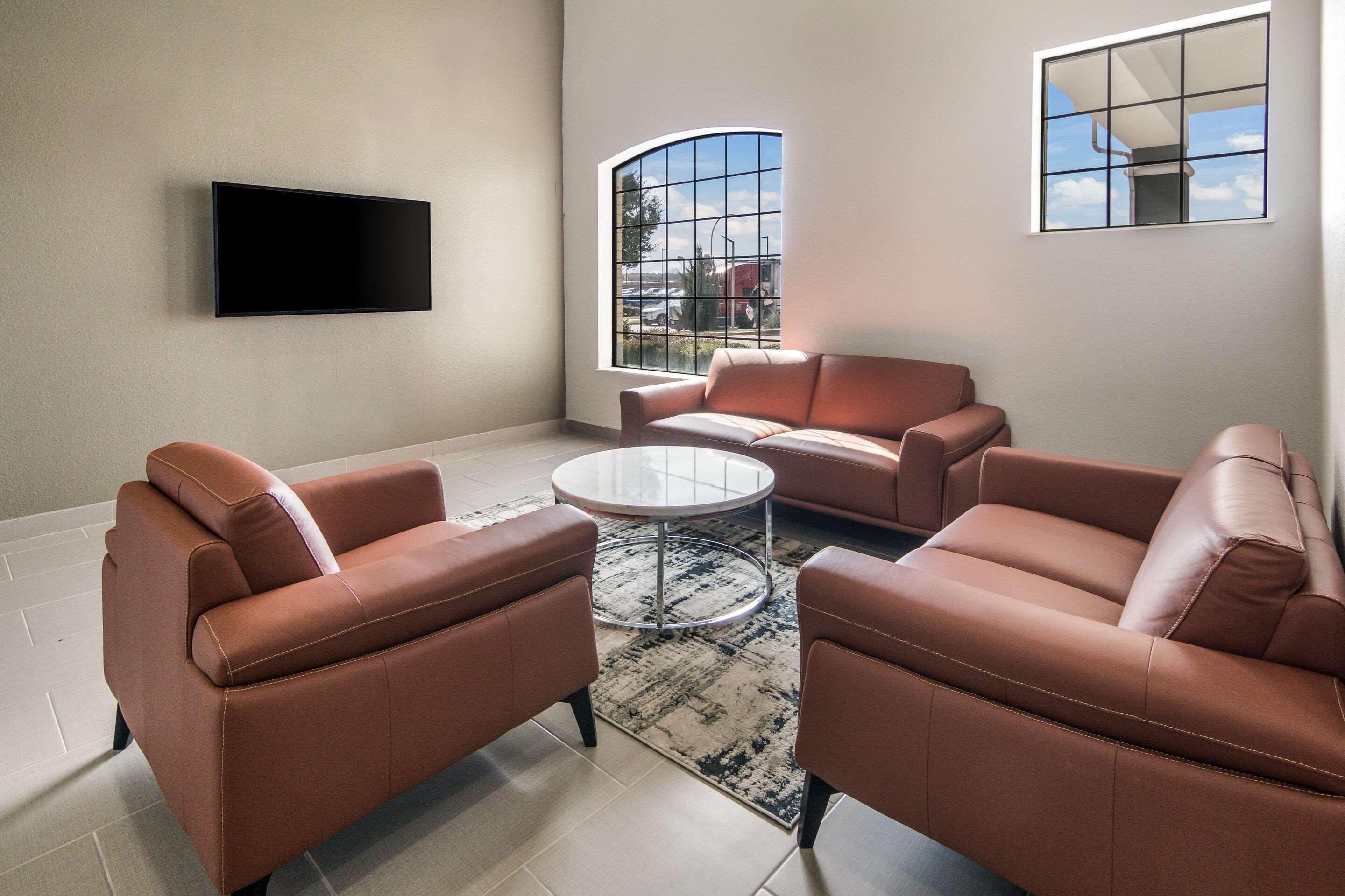 Quality Inn & Suites Fort Worth Exterior photo