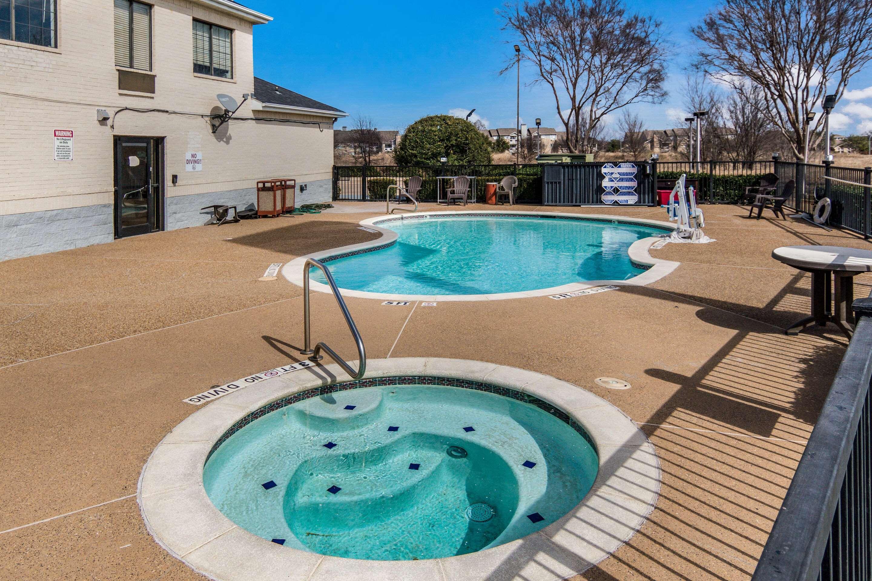 Quality Inn & Suites Fort Worth Exterior photo