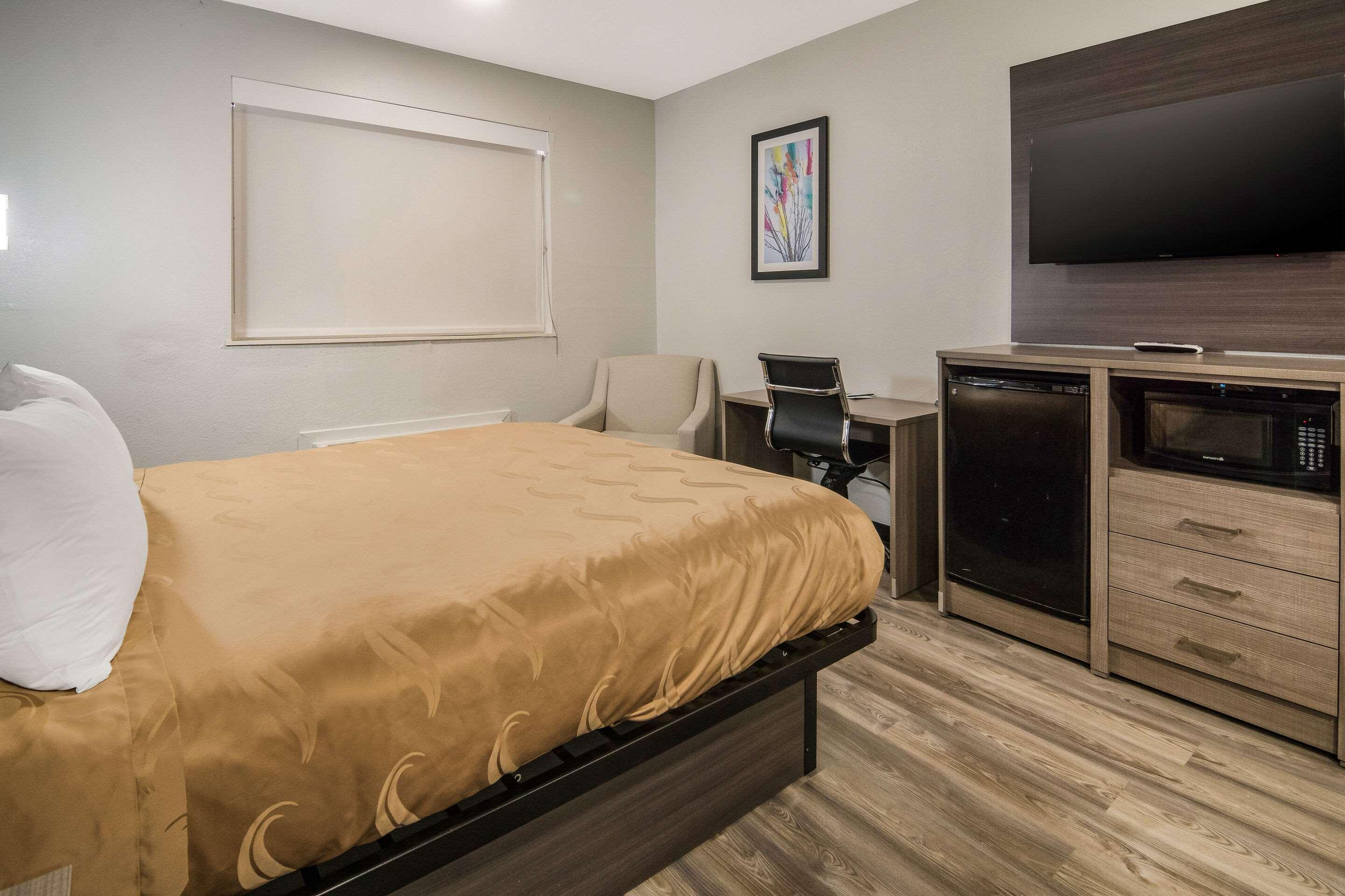 Quality Inn & Suites Fort Worth Exterior photo