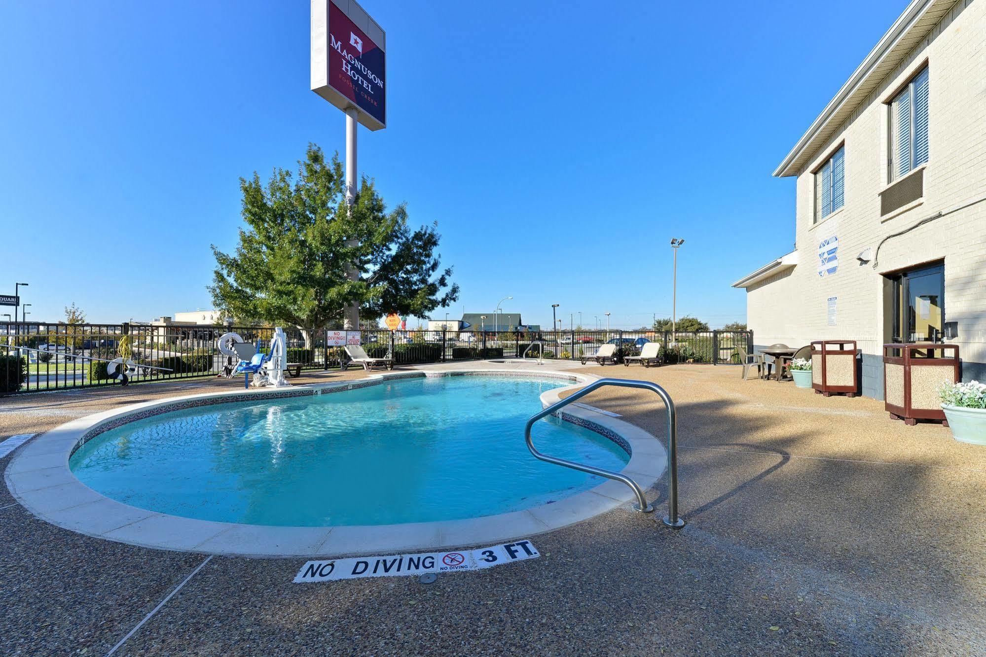Quality Inn & Suites Fort Worth Exterior photo