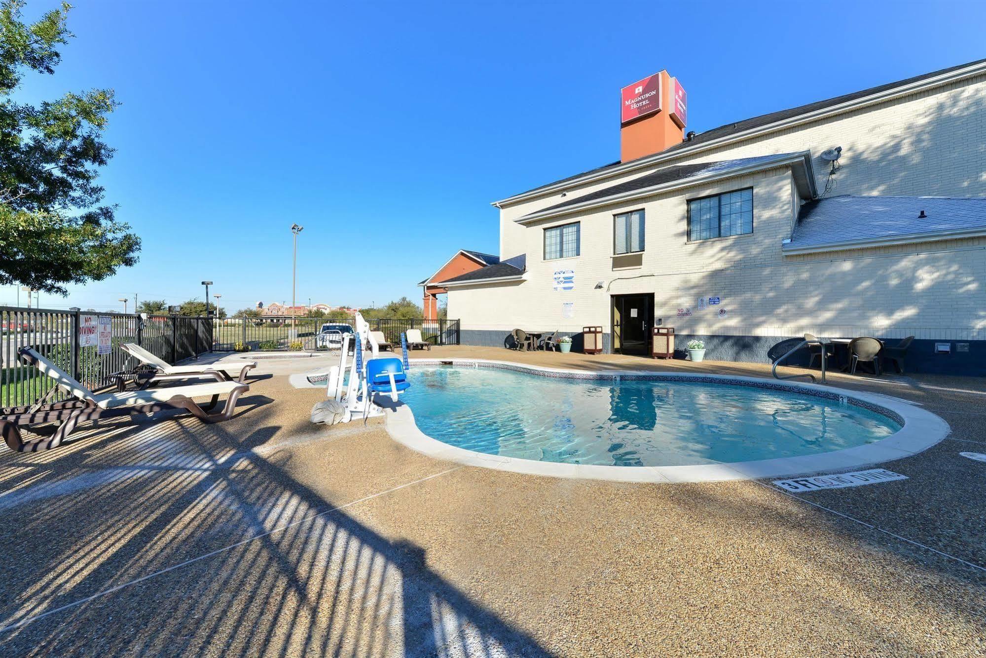 Quality Inn & Suites Fort Worth Exterior photo